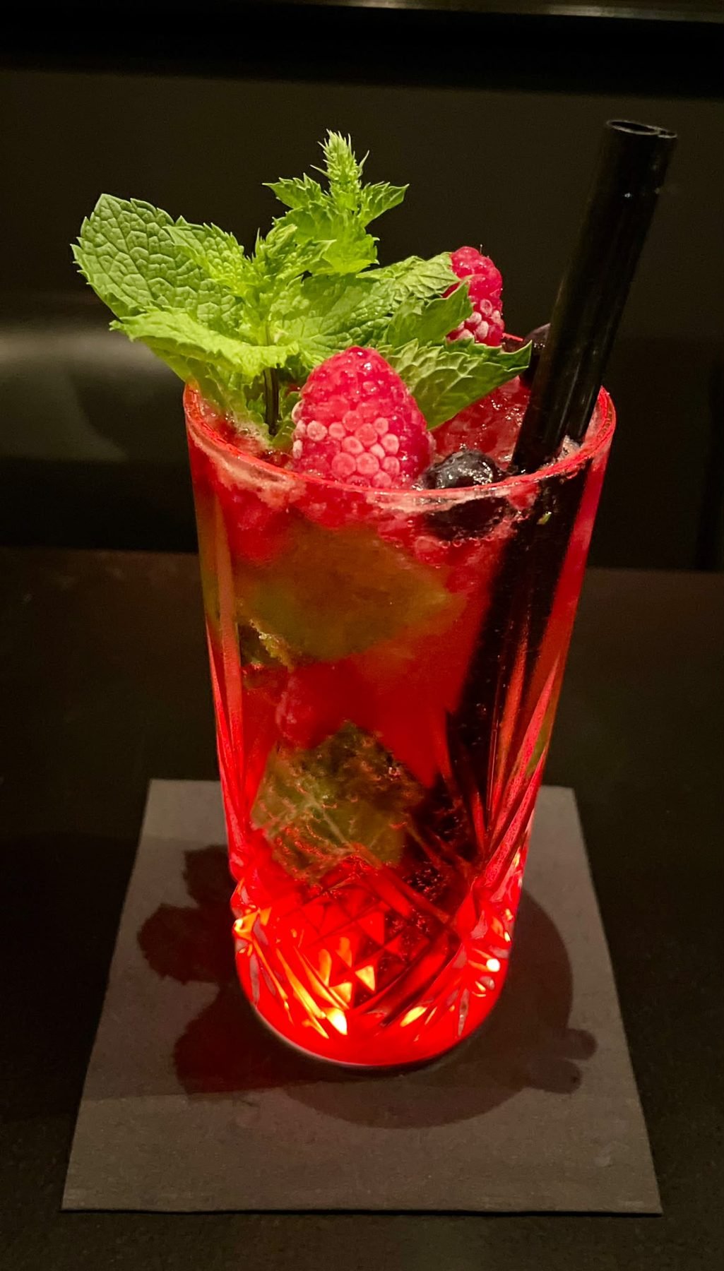 Mint Wojito mit Beeren und Minze